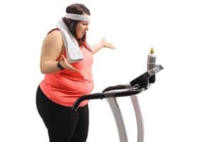 Υπέρβαρη γυναίκα σε διάδρομο ασκήσεων