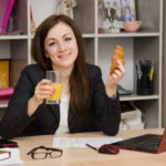 Γυναίκα που τρώει στο γραφείο
